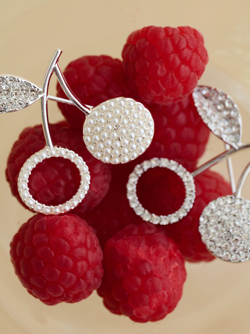 （41）アクセサリー　イミテーション　ネックレス　ピアス　指輪　ブローチ ビジューチェリーピアスブローチ(ブローチ)｜ACCESSORIES