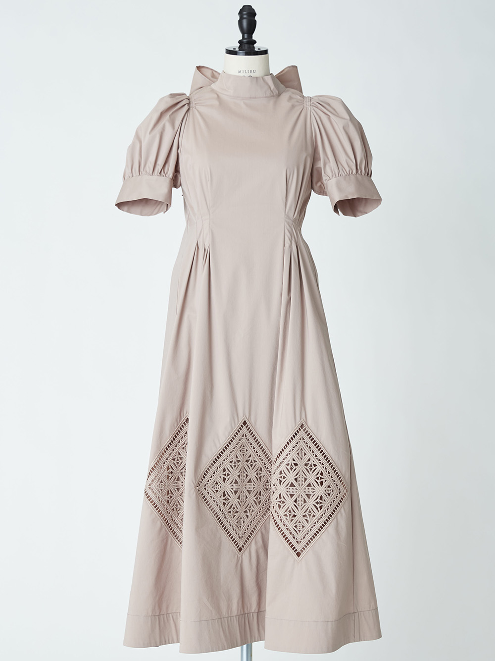 バックリボン刺繍ワンピース 布帛ワンピース Dress ドレス Celford セルフォード の通販サイト 公式