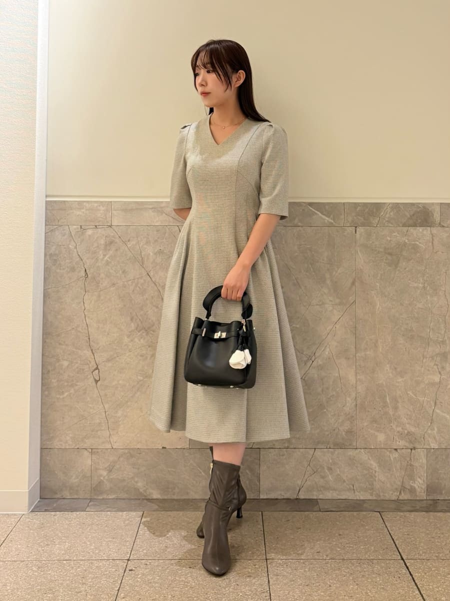 Vネックフィット＆フレアワンピース(フォーマルワンピース