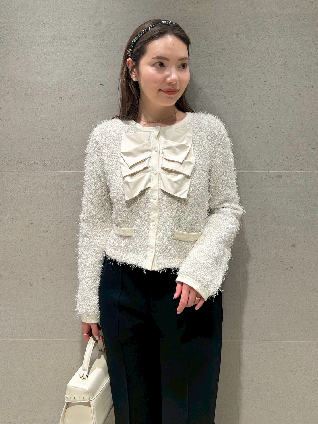 ロゴチャーム付きスリムカチューシャ(ヘアアクセサリー