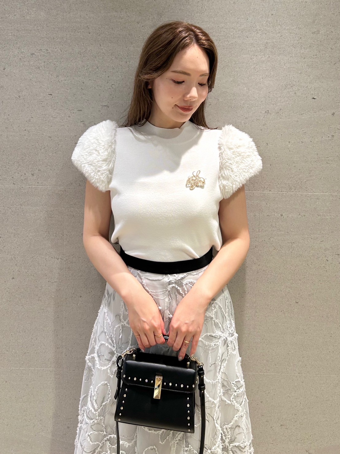 カリグラフィーロゴパールブローチ(ブローチ)｜ACCESSORIES