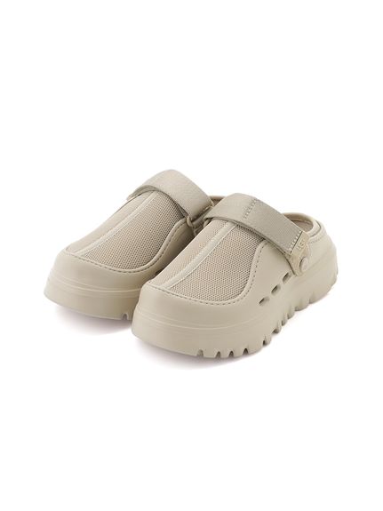 UGG emmi スニーカー　ベージュ エミとUGG“上品ベージュ”のコラボスニーカー、ボリュームソール