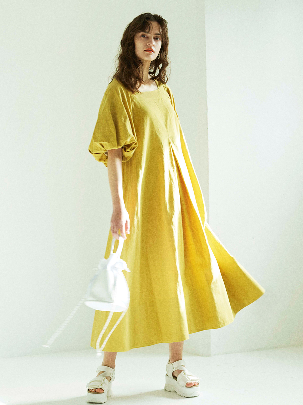 エミ Emmi アシンメトリーサスティナカットワンピース Atelier