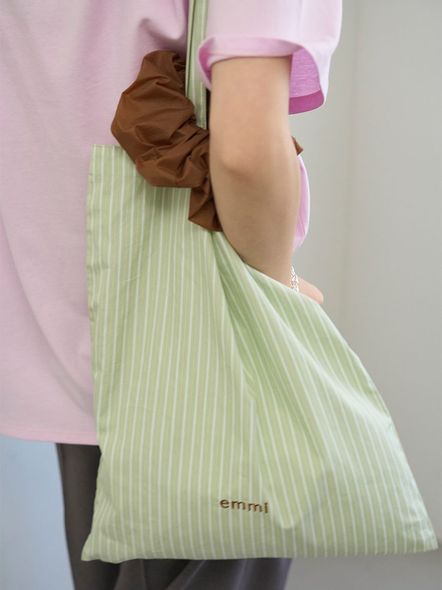 ONLINE限定カラーあり】シュシュ付きemmiロゴトートバッグ(トート