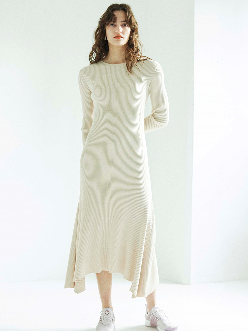 emmi atelier】バッククロスニットワンピース(ニットワンピース emmi atelier】バッククロスニットワンピース(ニットワンピース