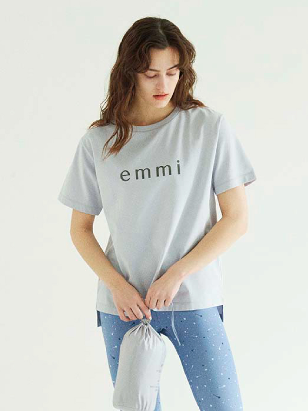 emmi yoga】ONLINE限定 ロゴＴシャツ(Tシャツ)｜トップス｜emmi（エミ）の通販サイト 【公式】
