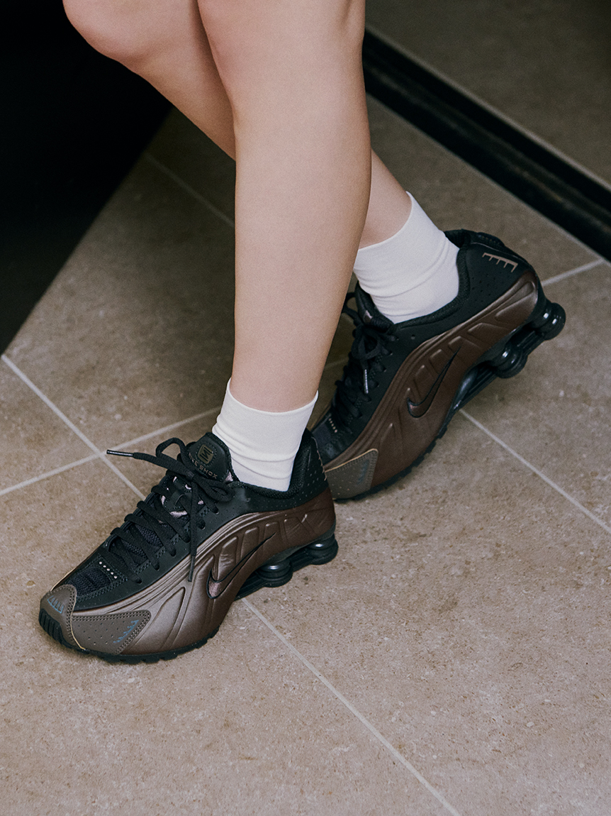 【NIKE meets emmi】SHOX R4 NIKE】SHOX R4(スニーカー)｜シューズ｜emmi（エミ）の通販