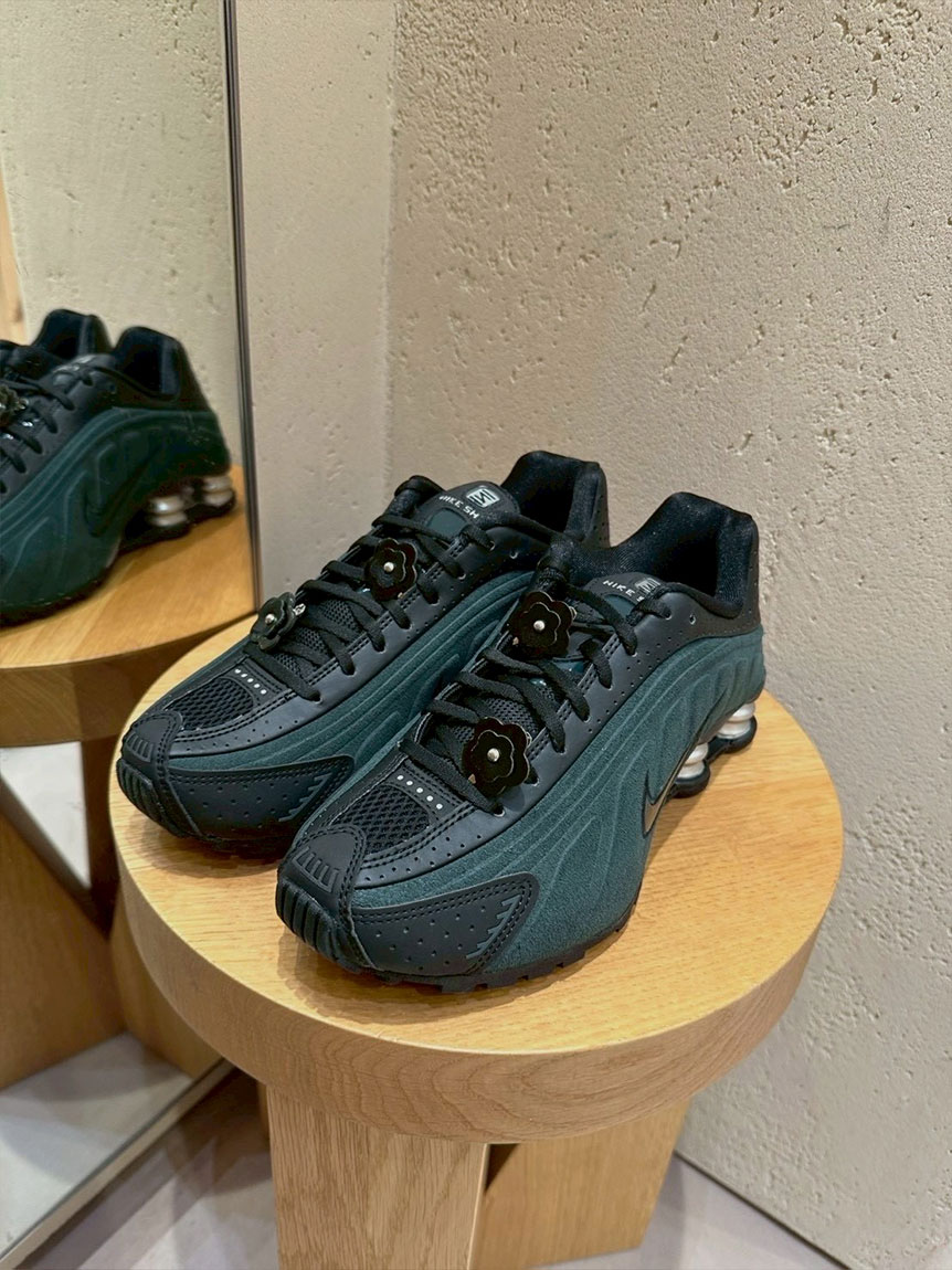 【NIKE meets emmi】SHOX R4 NIKE meets emmi】W SHOX R4(スニーカー)｜シューズ｜emmi（エミ）の