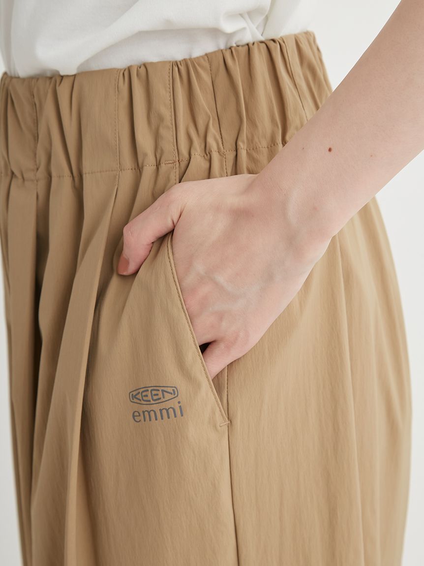 emmi×KEEN】GATHER TUCK PANTS(パンツ)|emmi(エミ)の通販 emmi×KEEN】GATHER TUCK PANTS(パンツ)|emmi(エミ)の通販