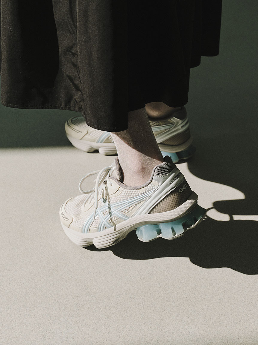 靴 ASICS for emmi GEL-KINETIC FLUENT EMMI x GEL-KINETIC FLUENT | Unisex | Cream/Soft Sky