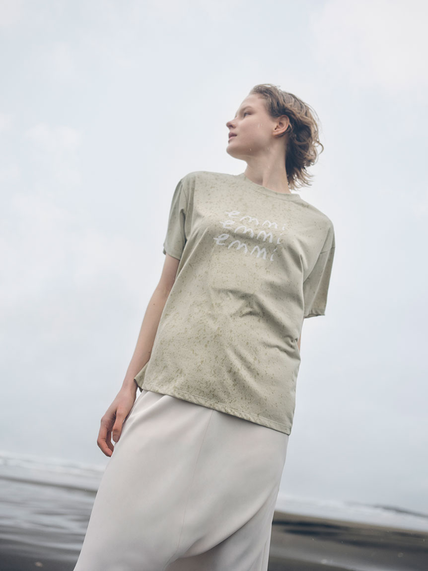 公式の  emmi×ecostore】UpDRIFT emmiロゴTシャツ(Tシャツ/カットソー トップス