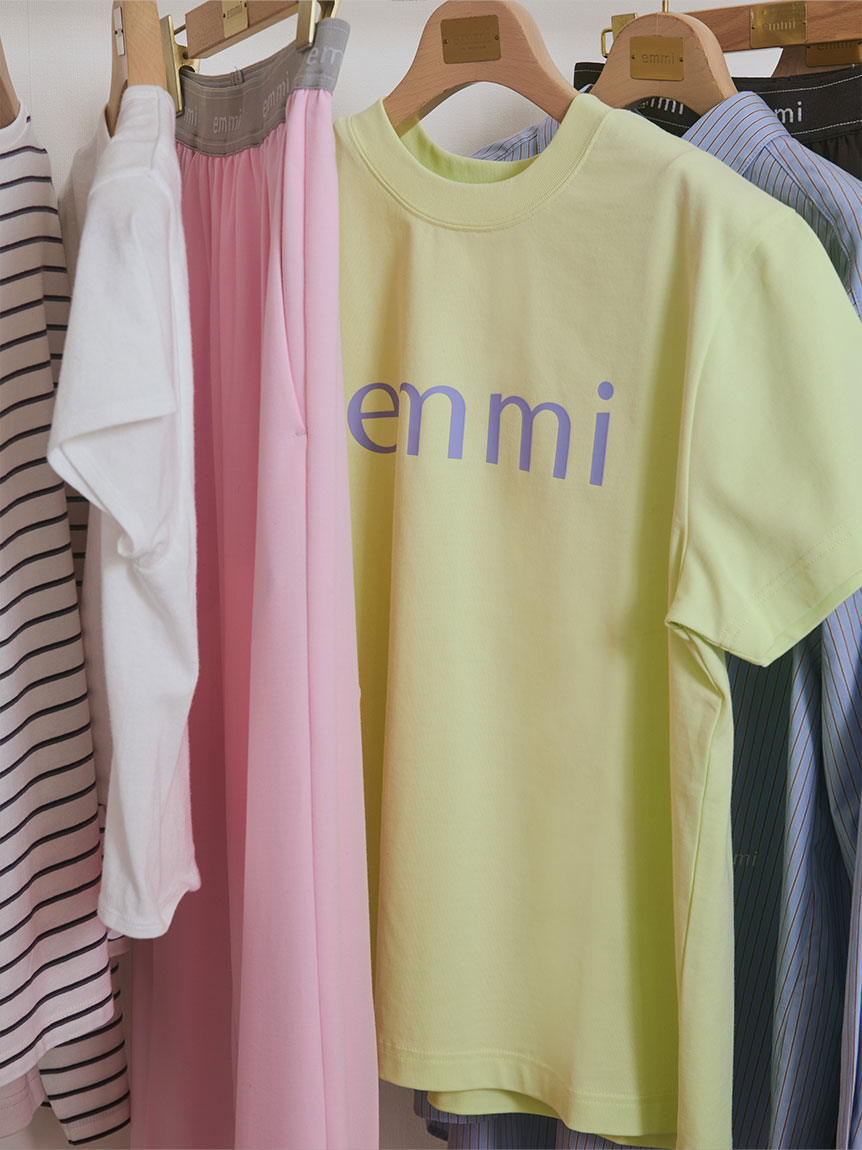 emmi タグ付き新品　ブラウン ONLINE限定カラーあり】eco emmiロゴTシャツ/UVカット(Tシャツ