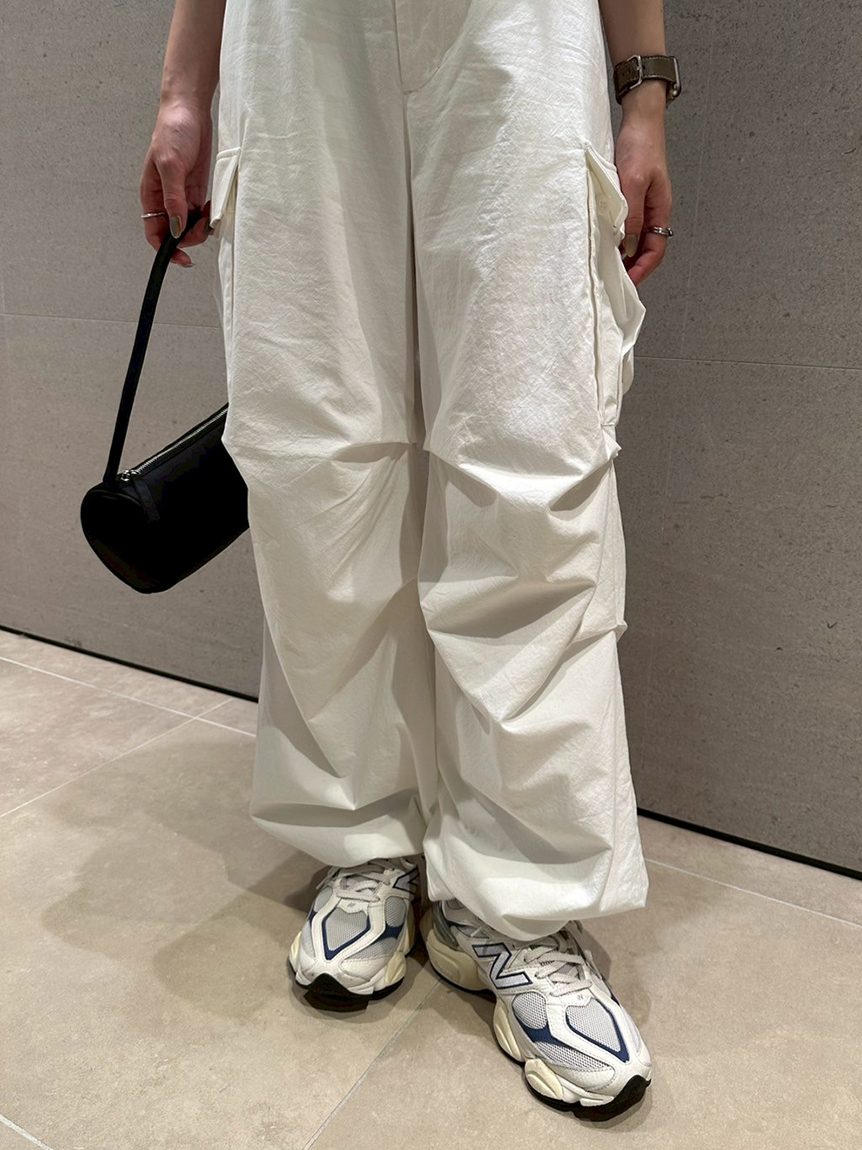 emmi 白カーゴシャカシャカパンツ タックフォルムカーゴパンツ(ロングパンツ)｜パンツ｜emmi（エミ