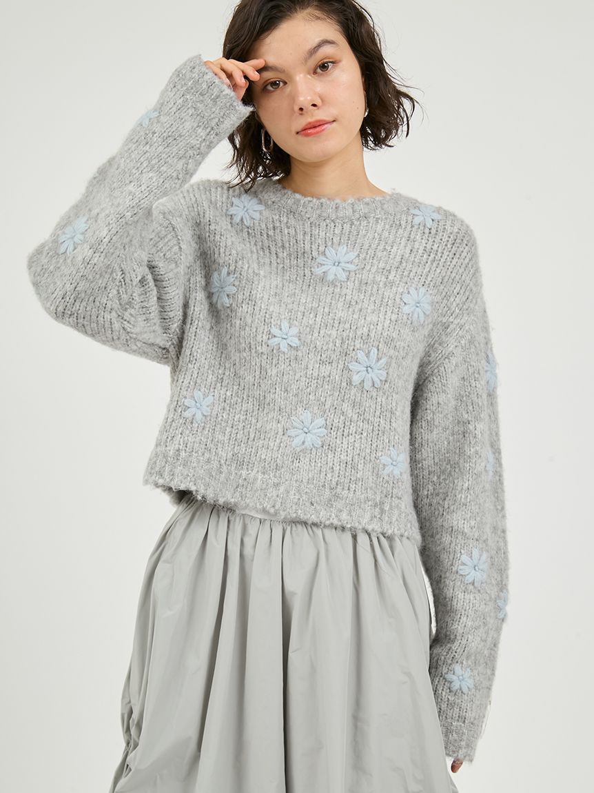 emmi 花柄刺繍 グレー クロップドニットセーター フラワーエンブロイダリーニットトップス(ニット)｜トップス｜emmi