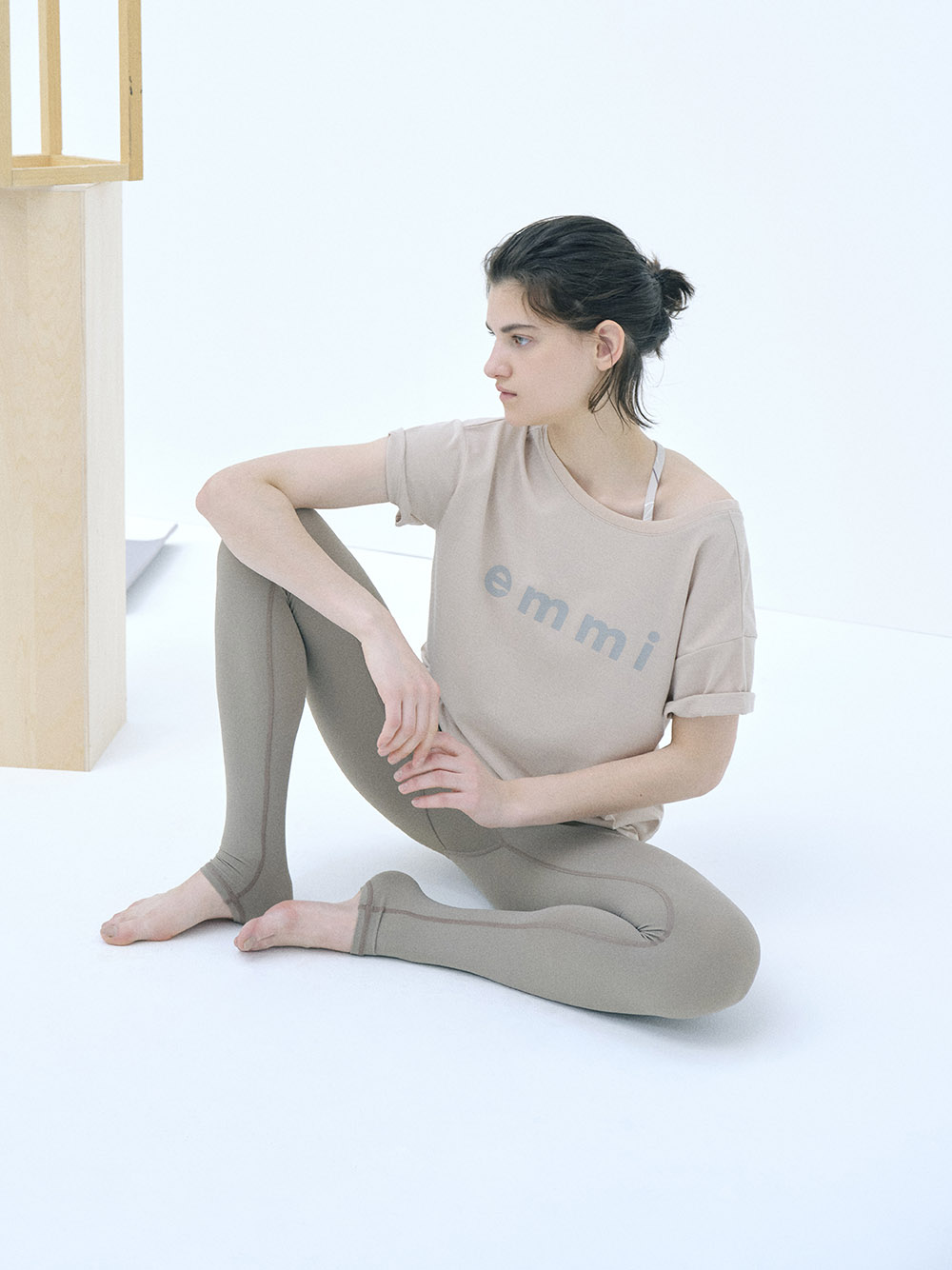 Emmi Yoga Eco Emmiロゴt Shirt カットソー トップス Emmi エミ の通販サイト 公式