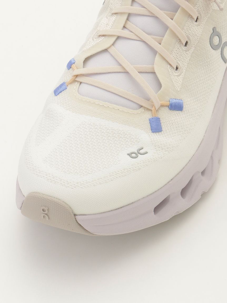 【関税込み】On ホワイト Cloudtilt スニーカー Cloudtilt ストレッチリサイクルニット スニーカー ON da donna