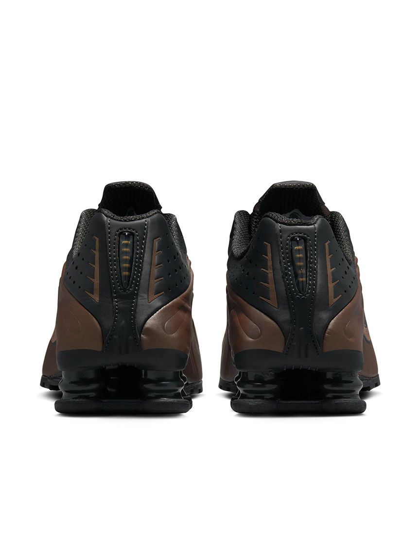 NIKE meets emmi】SHOX R4(スニーカー)|シューズ|emmi(エミ NIKE meets emmi】SHOX R4(スニーカー)|シューズ|emmi(エミ
