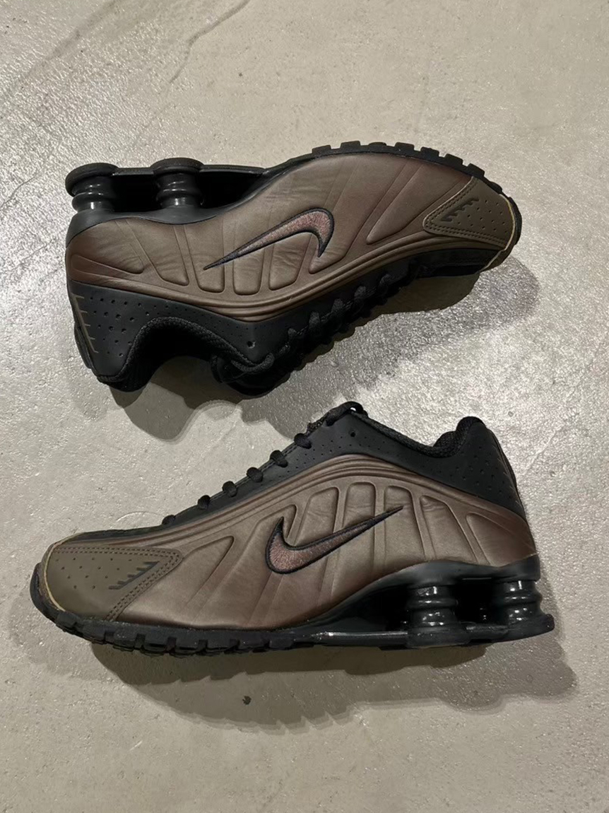 NIKE meets emmi】SHOX R4(スニーカー)|シューズ|emmi(エミ NIKE meets emmi】SHOX R4(スニーカー)|シューズ|emmi(エミ