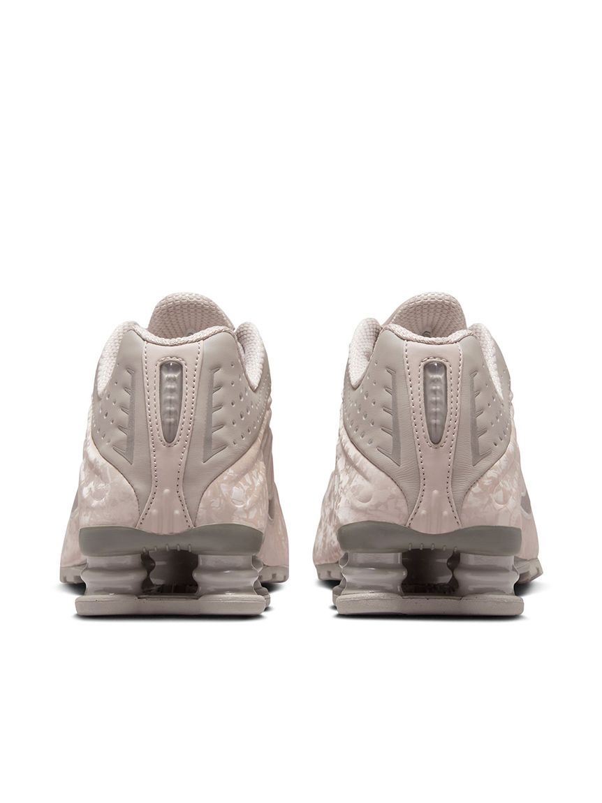 NIKE meets emmi】SHOX R4(スニーカー)｜シューズ｜emmi（エミ