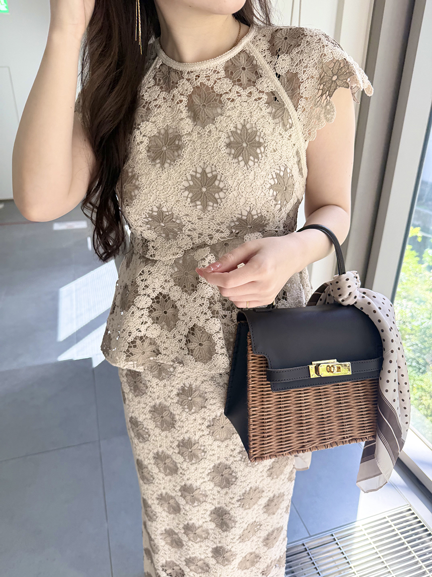 フラワータイルレースペプラムブラウス