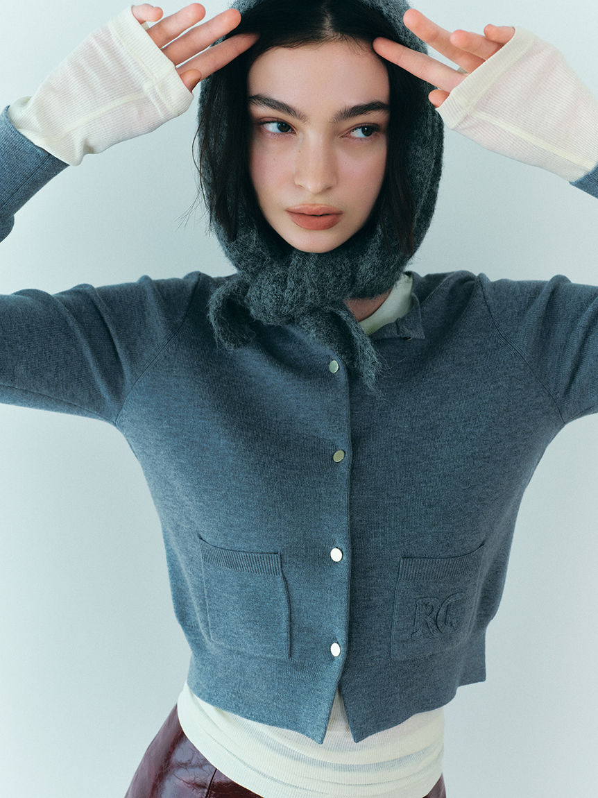 ロゴ刺繍ポケットネックカーディガン／ウォッシャブル(ニット