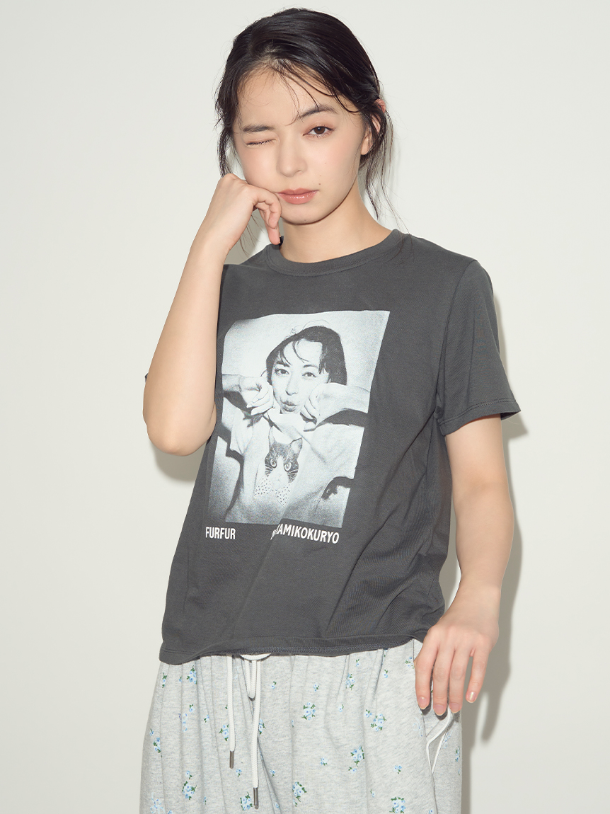 2025-25 秋冬新作  ハイブランドの 上國料萌衣コラボ】モノクロポートレートメモリアルTシャツ アイドル