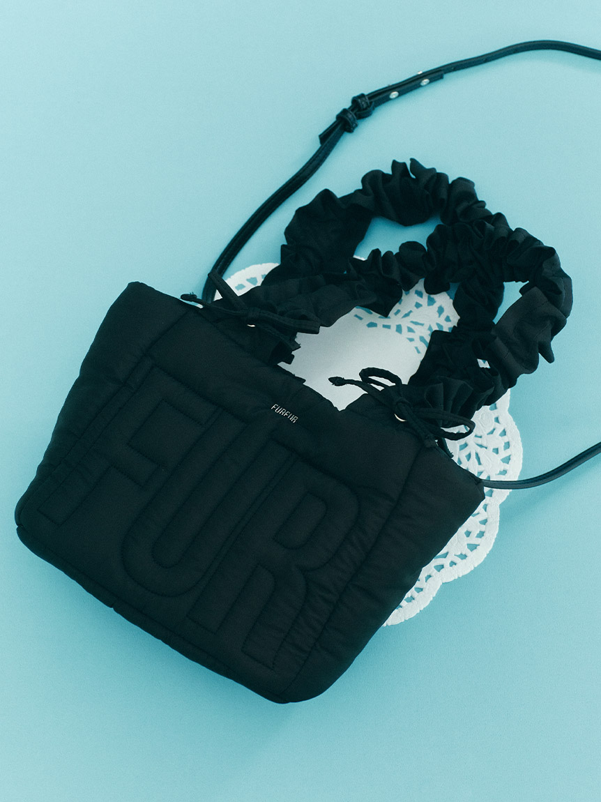 オフィシャルサイト限定カラー】ロゴパデッドトートバッグ