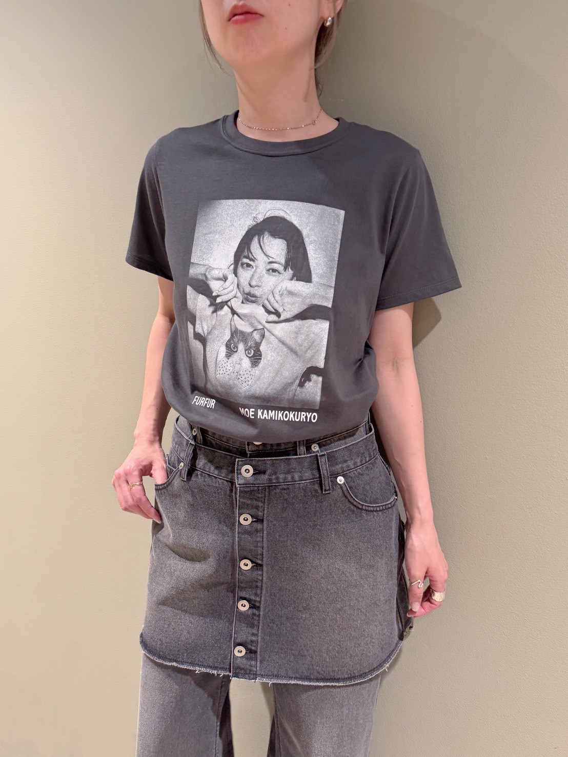 『4年保証』 上國料萌衣コラボ】モノクロポートレートメモリアルTシャツ アイドル