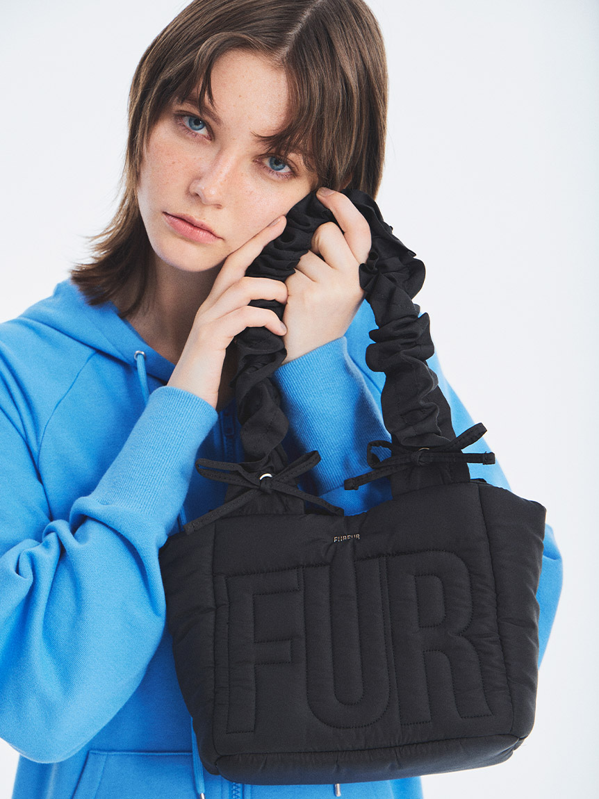 オフィシャルサイト限定カラー】ロゴパデッドトートバッグ(バッグ