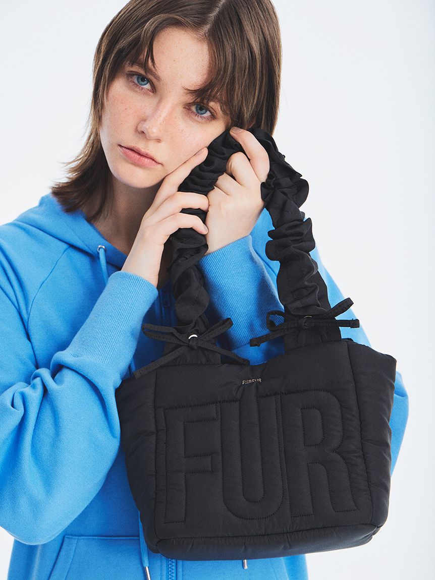 オフィシャルサイト限定カラー】ロゴパデッドトートバッグ(バッグ