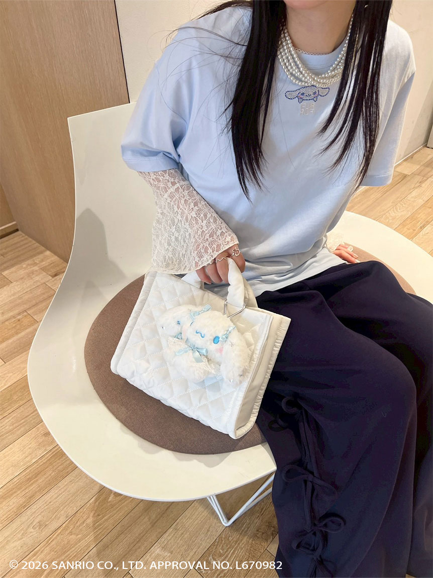 シナモロール】ぬいぐるみチャーム付きキルティングトートバッグ 