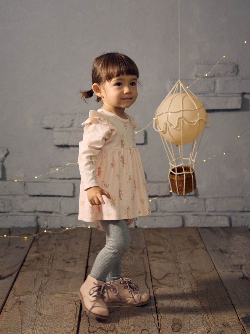 パレード柄フリルロンパース／オーガニックコットン(洋服) │ JAMIE