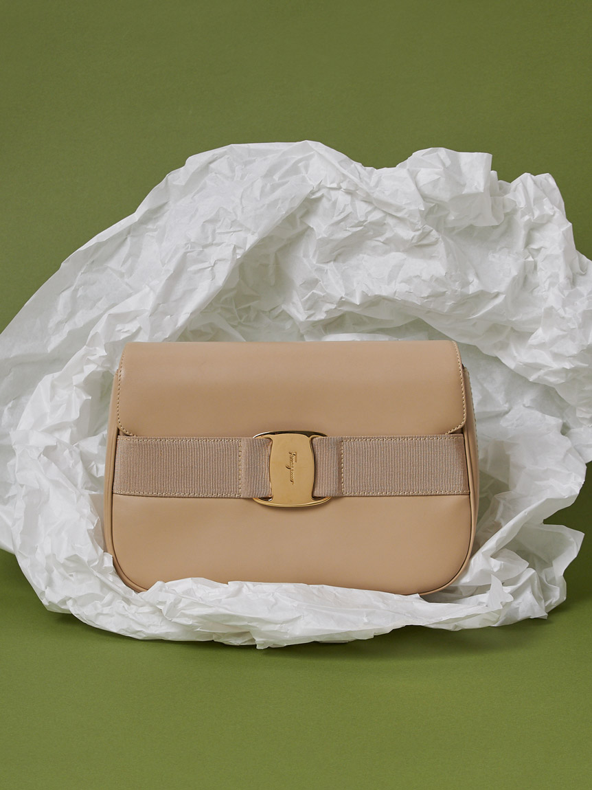 新着商品 Salvatore Ferragamo ヴァラフラップショルダー(ヴィンテージ バッグ