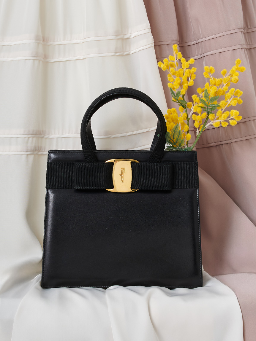 美品　Salvatore Ferragamo ブラックハンドバッグ 美品】Salvatore Ferragamo フェラガモ ハンドバッグ レザー クロコ型