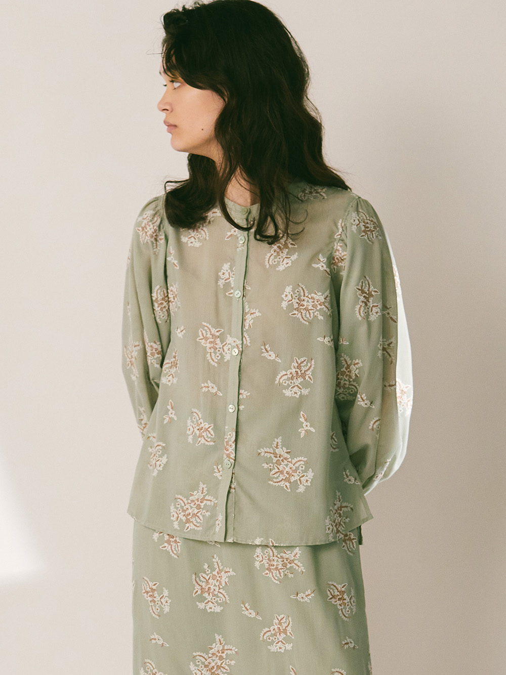 フラワー刺繍ブラウス