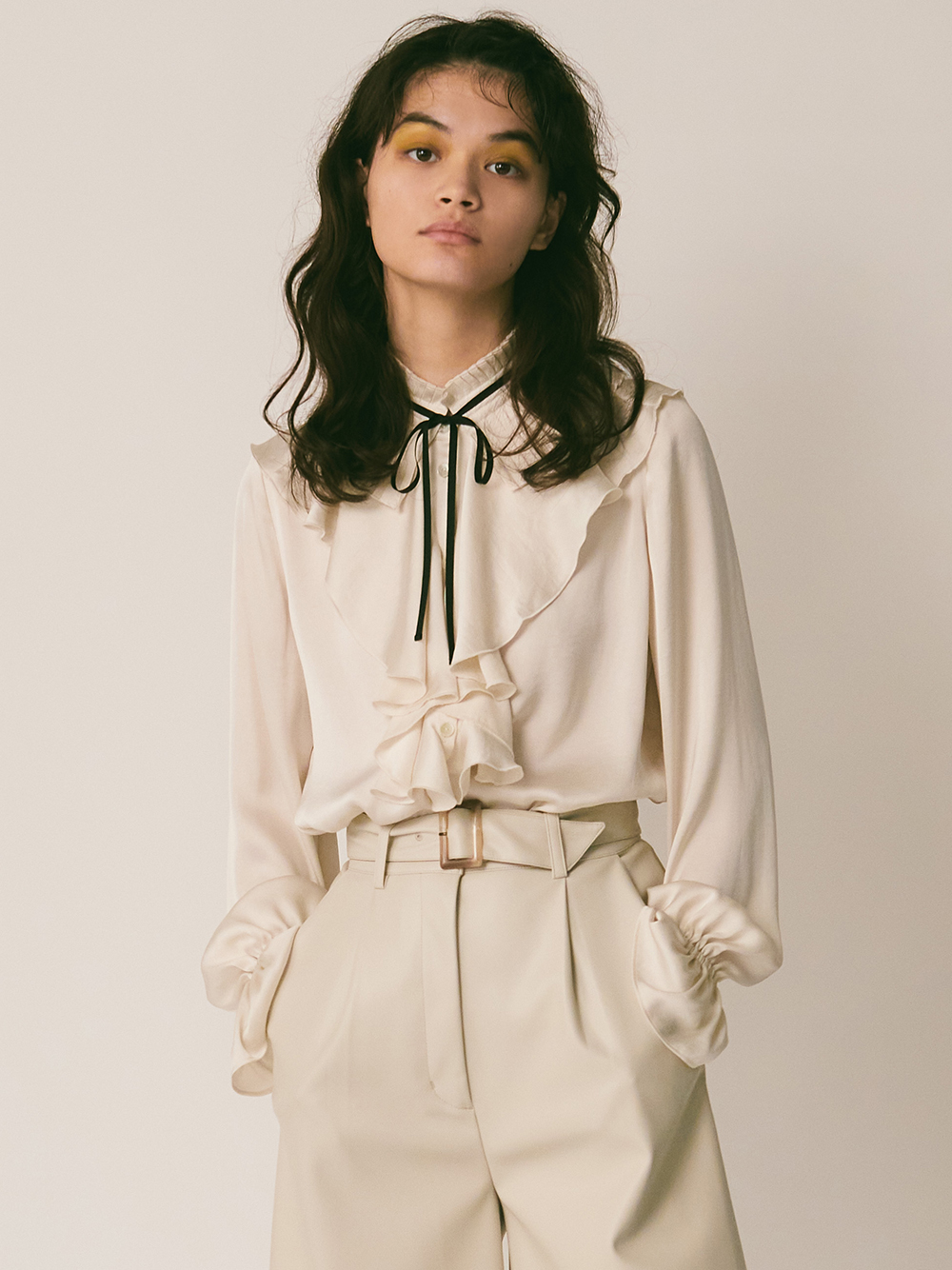 センターフリルブラウス