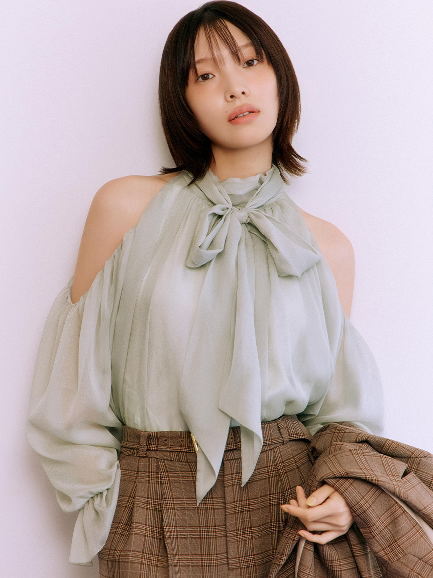 LILY BROWN ドレープボウタイシフォンシャツ　オフショルダー　ブラウス LILY BROWN ブラウス シャツ 「WEB限定カラー」ドレープボウタイ