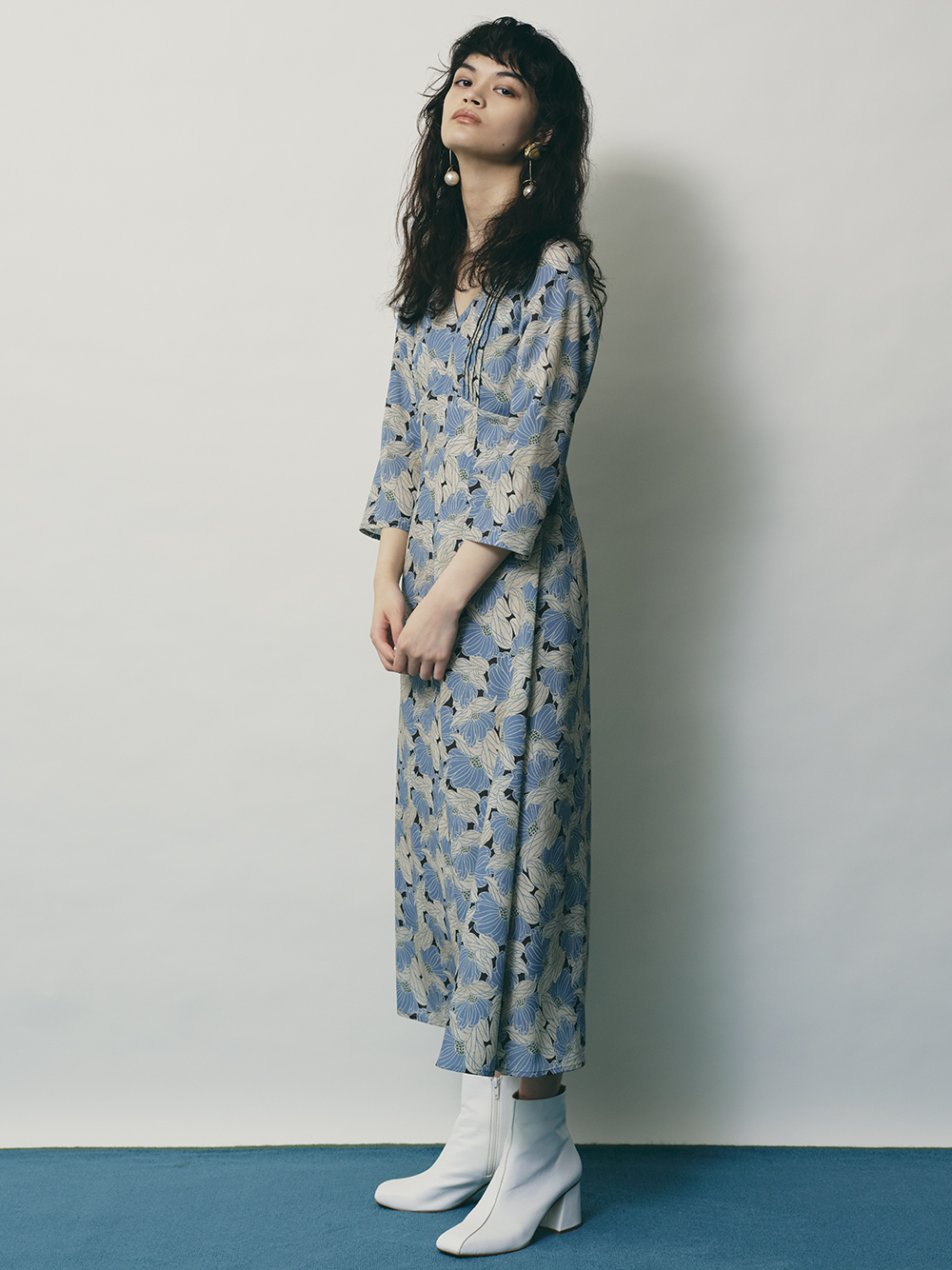 Vネック開き花柄ワンピース