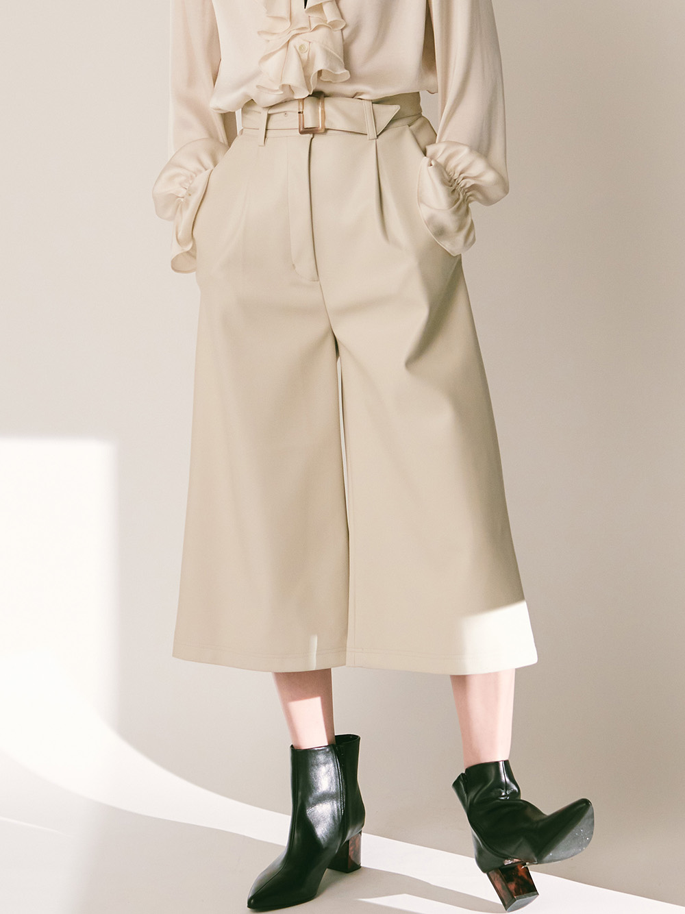 バミューダフェイクレザーパンツ