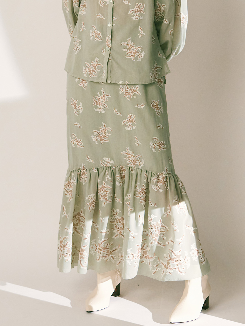 フラワー刺繍ロングスカート