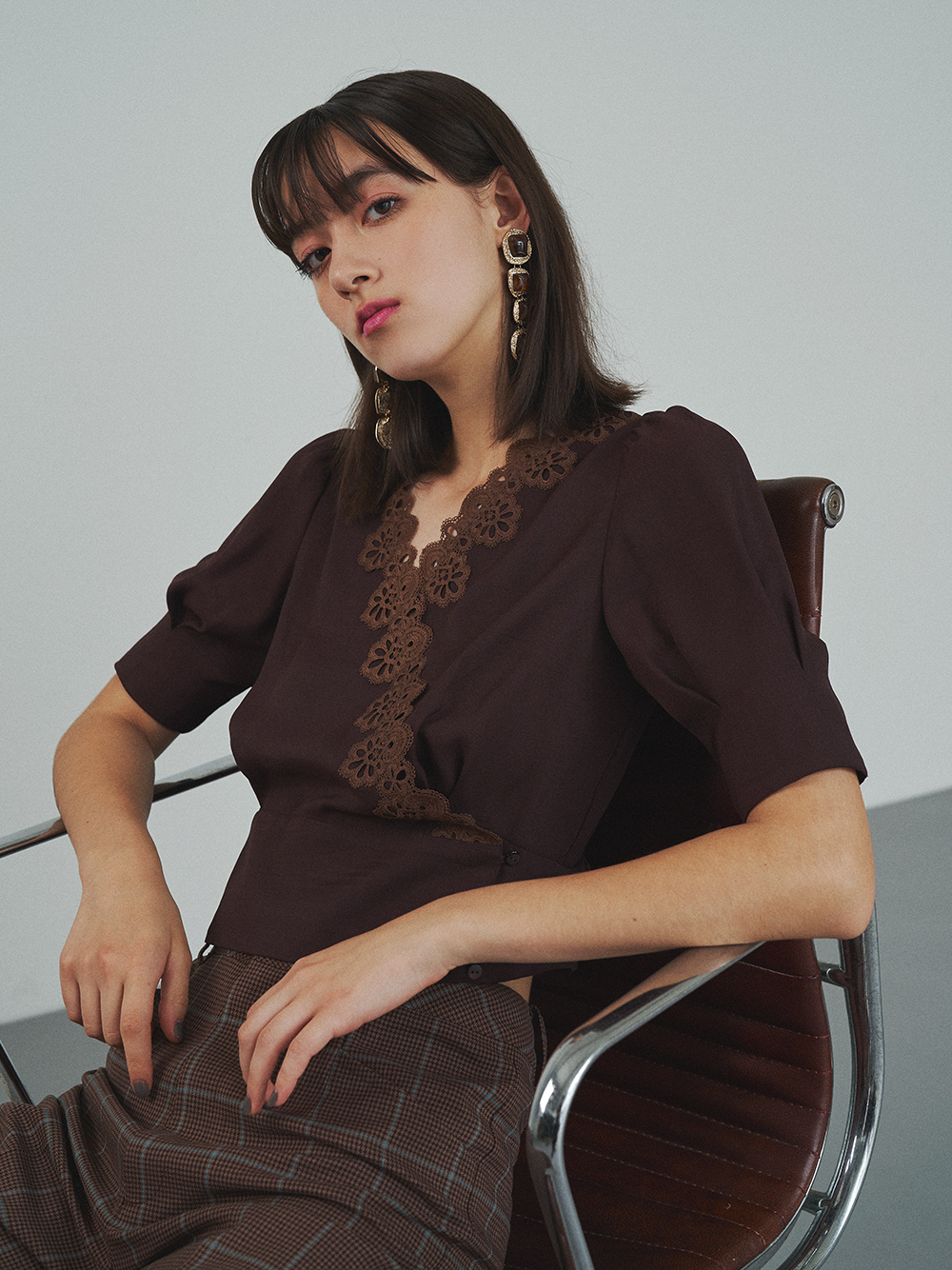 サテンレースブラウス