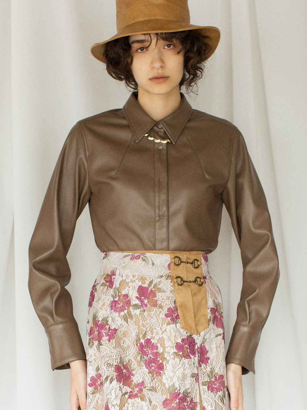 ドットボタンデザインシャツ