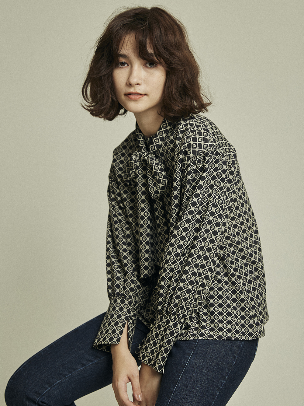 江戸切子柄ボウタイブラウス ブラウス トップス Lily Brown リリーブラウン の通販サイト 公式