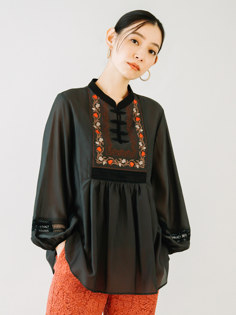 刺繍シアーブラウス ブラウス トップス Lily Brown リリーブラウン の通販サイト 公式