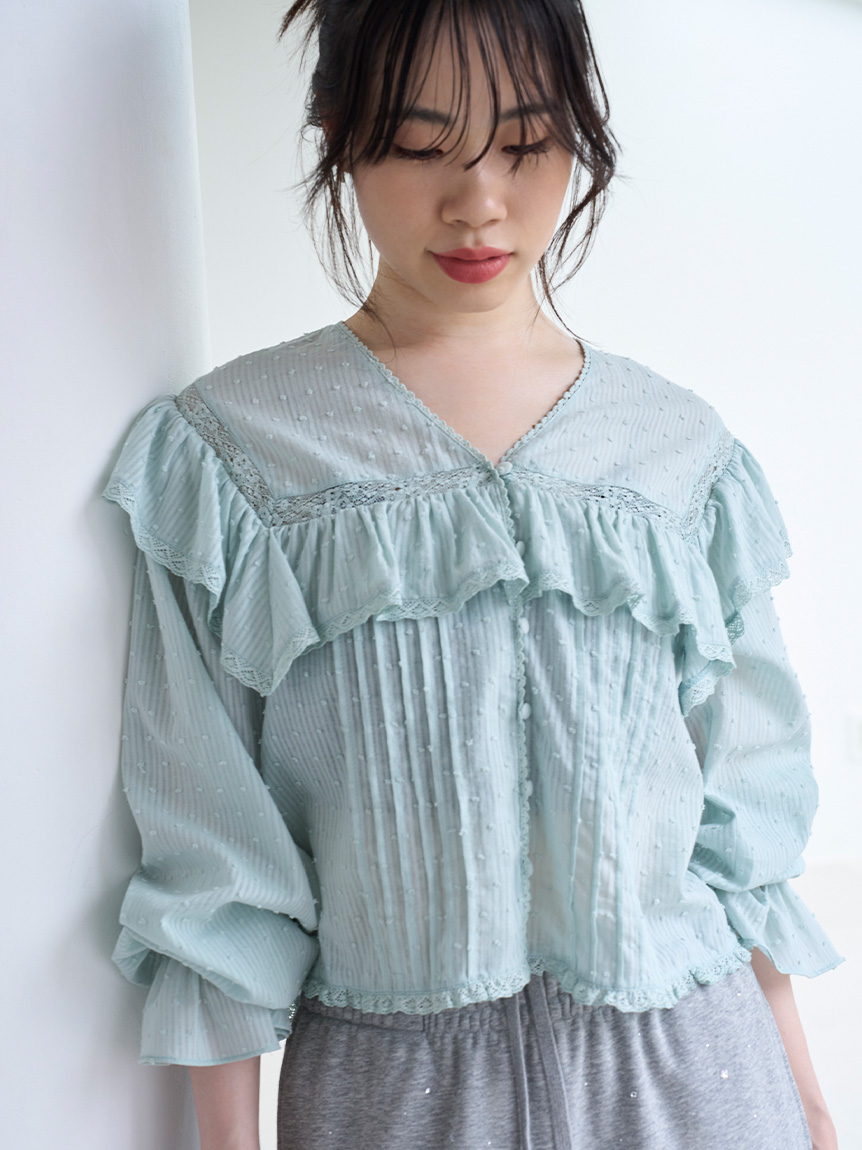 【新品タグ付】リリーブラウン　綺麗な水色のシャツブラウス。羽織りにも。 新品タグ付】リリーブラウン 綺麗な水色のシャツブラウス