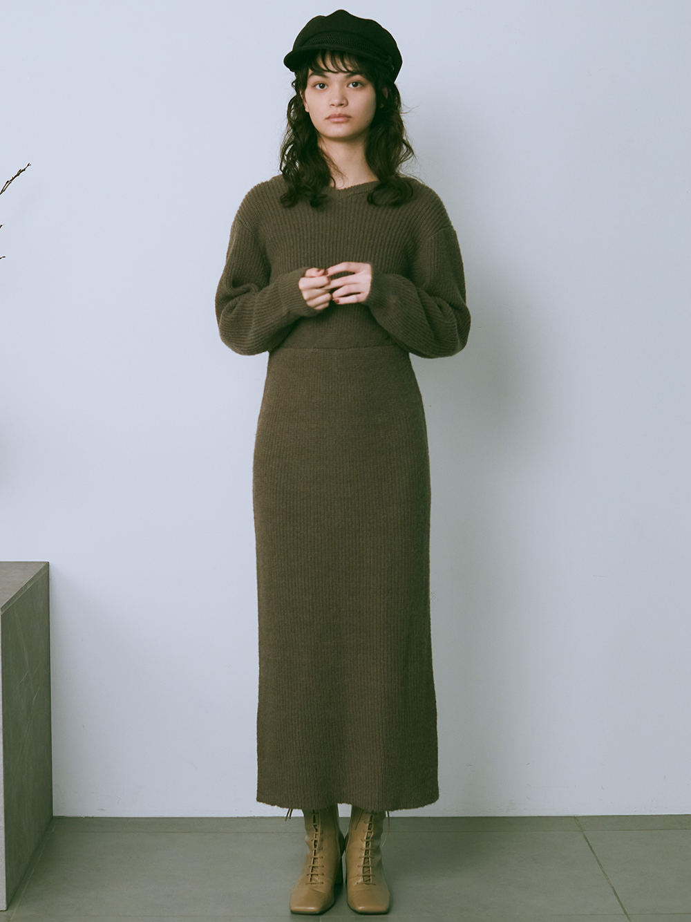 バックレースニットワンピース