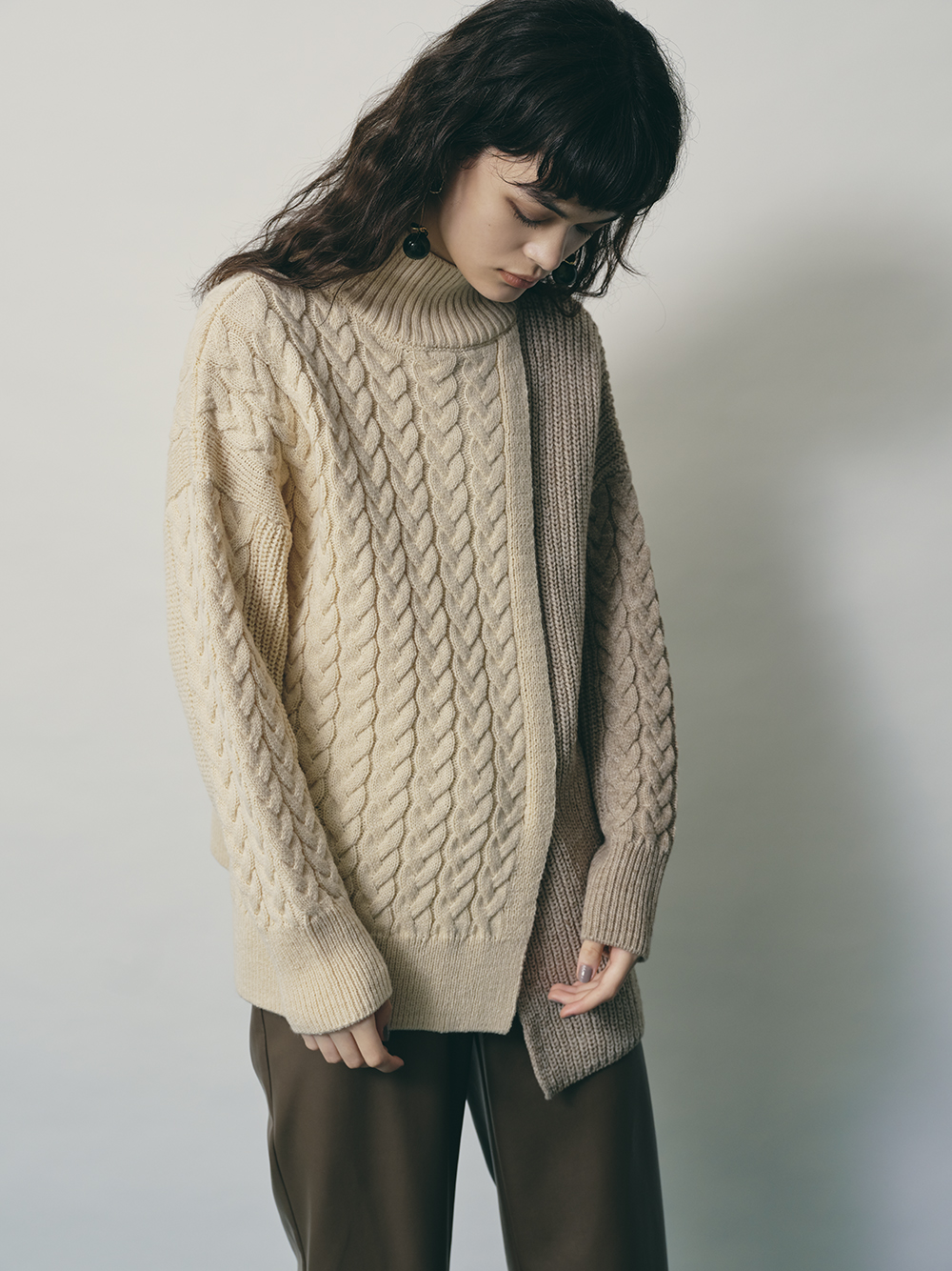 ハーフケーブルニット