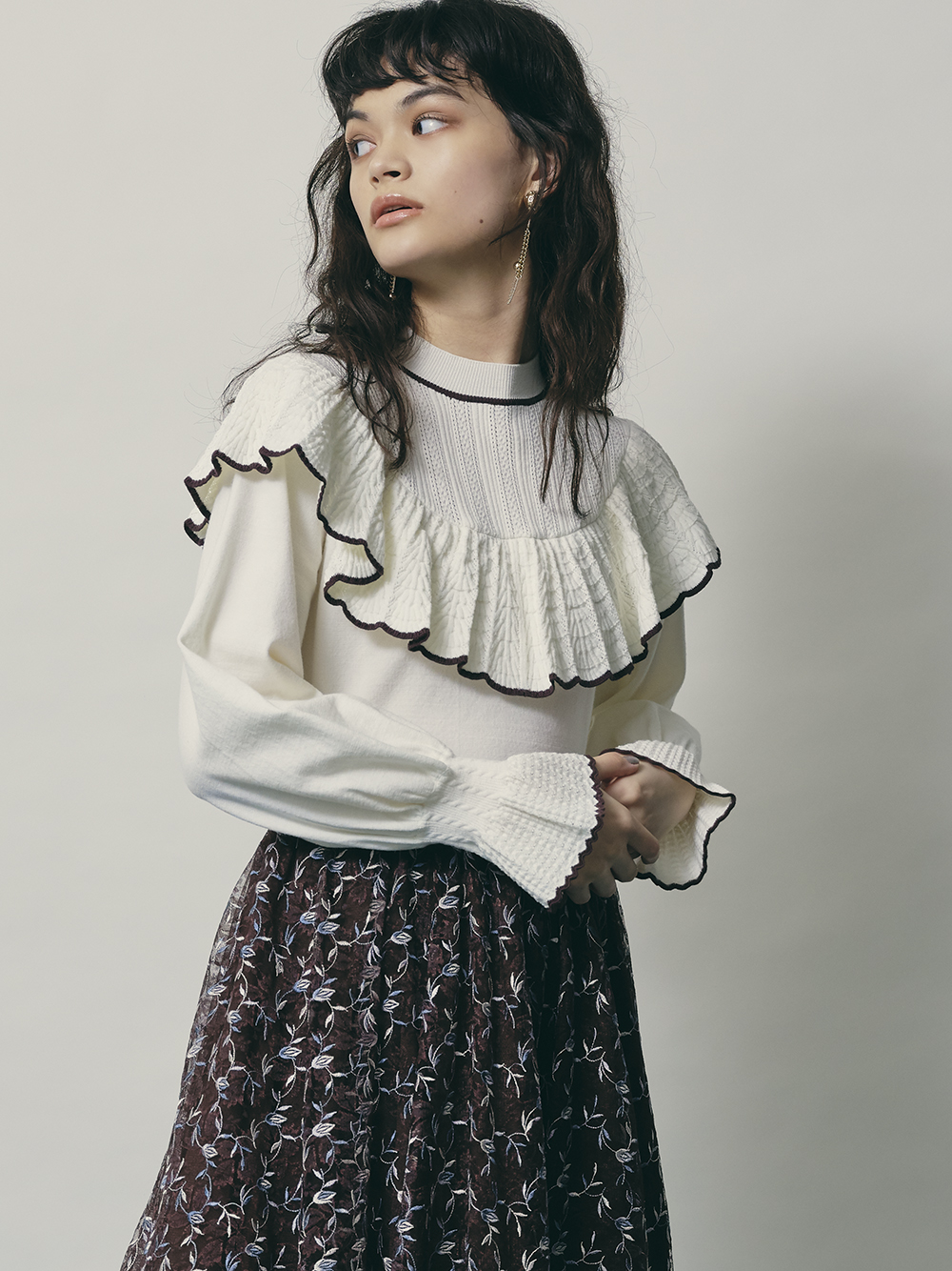 透かし編みフリルニットトップス