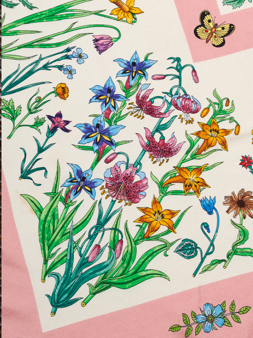 希少 GUCCI 大判シルクスカーフ ダリア 昆虫 GUCCIシルクスカーフ(ヴィンテージ商品（VINTAGE ITEM）)｜LILY BROWN