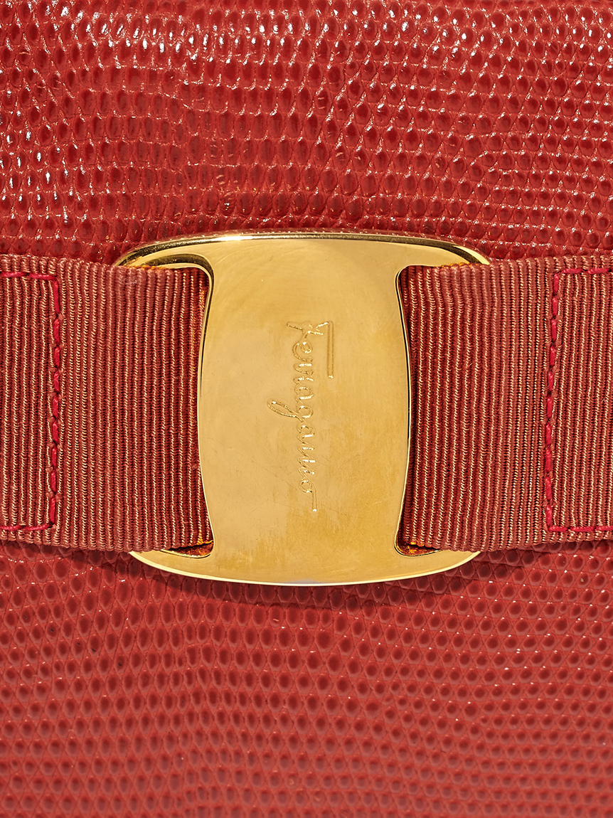 Salvatore Ferragamo ヴァラ型押リザードショルダー